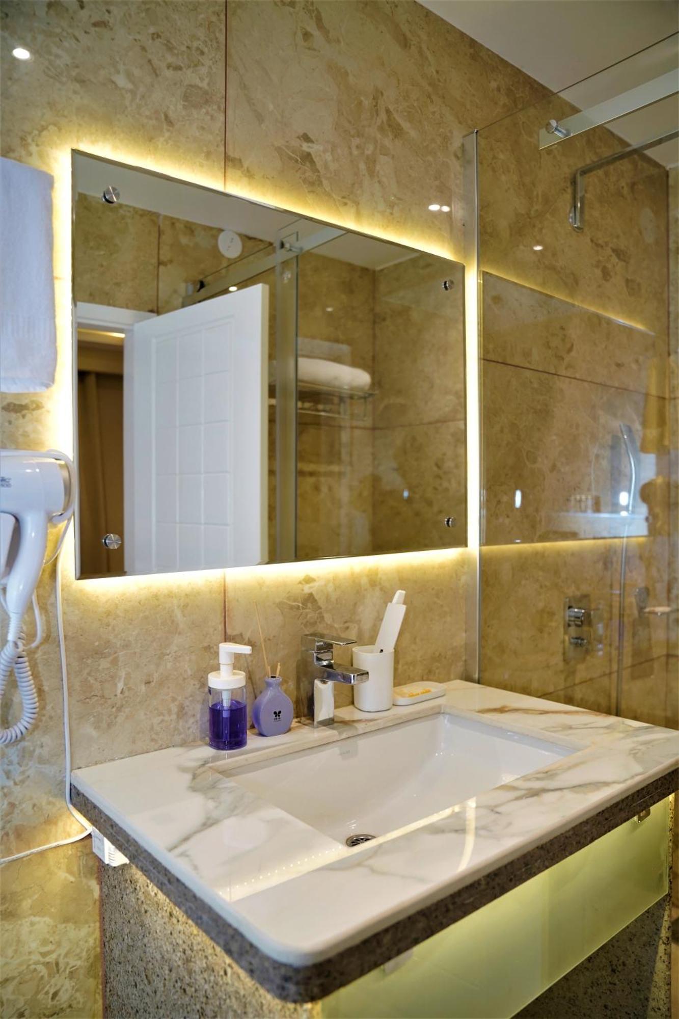 Essence Grandeur Hotel Guwahati Exterior foto